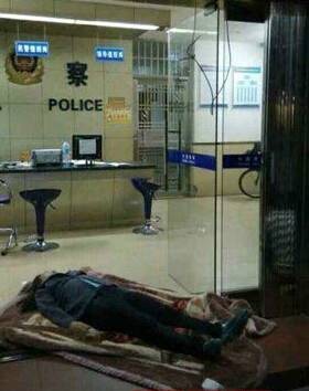 11·19东莞派出所门口女子缢亡事件