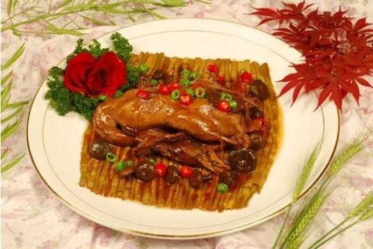 雁来蕈煲野鸭