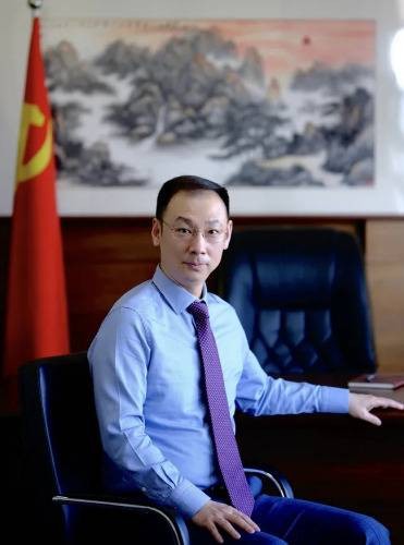 刘富华（青岛啤酒集团有限公司党委副书记、董事、副总裁，青岛饮料集团有限公司党委书记、董事长）