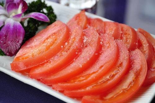 糖拌西红柿（以西红柿和白糖为主要原料的家常凉菜）