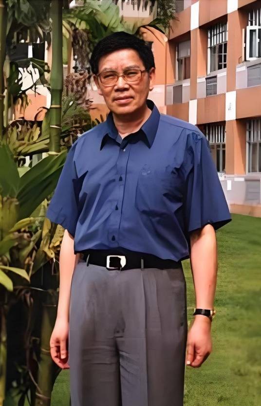黄建华（原广东外语外贸大学校长）