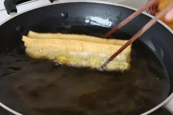 炸油条的做法和配方视频教程