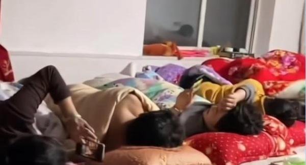 东北一家16口人男男女女睡一个炕 有儿媳还有女婿