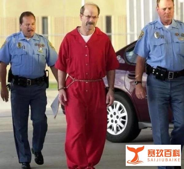 美国变态连环杀手：横行三十年杀人无数，最后栽倒在一张软盘上