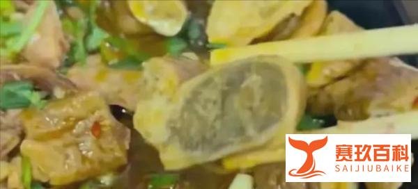 女子点餐肥肠中吃出猪粪便 网友：成功把我昨天晚上吃的饭恶心吐了