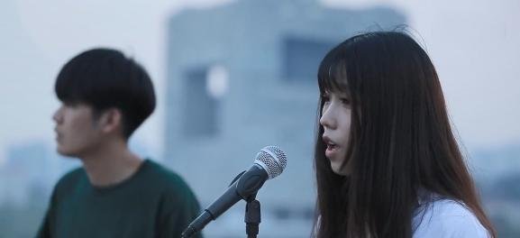 抖音只有我看着别人的快乐是什么歌？谁唱的