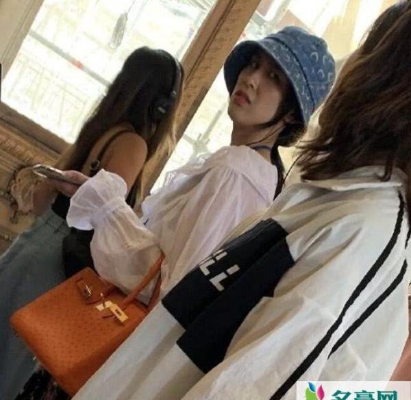 黄圣依嫌弃网友 被邀请拍照却嫌弃对方抛白眼