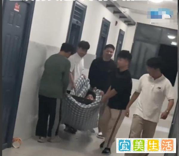 男生呼噜声震天，室友难熬集体抬到楼道，遇到打呼噜的室友怎么办