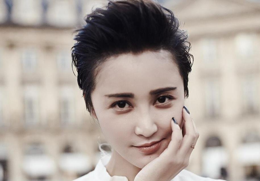 参加朋友婚礼爱上新娘,3年后挖了墙角,婚后高调又幸福,他是谁?