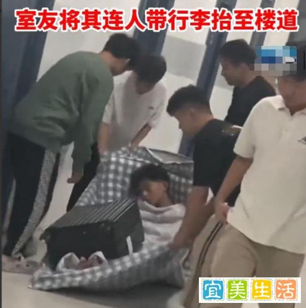 男生呼噜声震天，室友难熬集体抬到楼道，遇到打呼噜的室友怎么办
