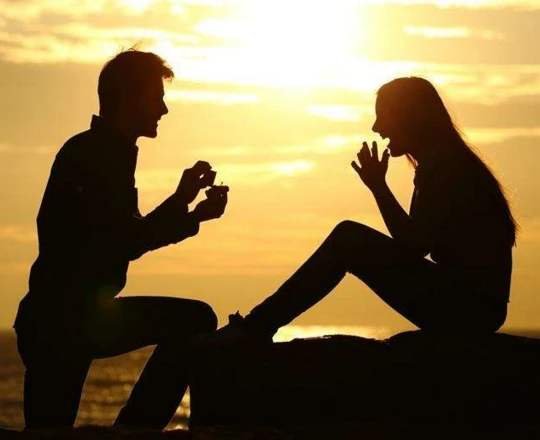 男生藏箱求婚被他人错拆,惊喜变惊吓!到底为何会被拆错呢?