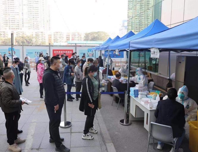 深圳一小区核酸检测标语“一发入魂”，市民们的反响如何？