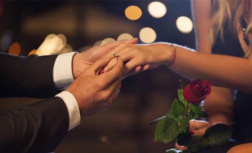 男生藏箱求婚被他人错拆，惊喜变惊吓！到底为何会被拆错呢？