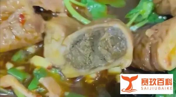 女子点餐肥肠中吃出猪粪便 网友：成功把我昨天晚上吃的饭恶心吐了