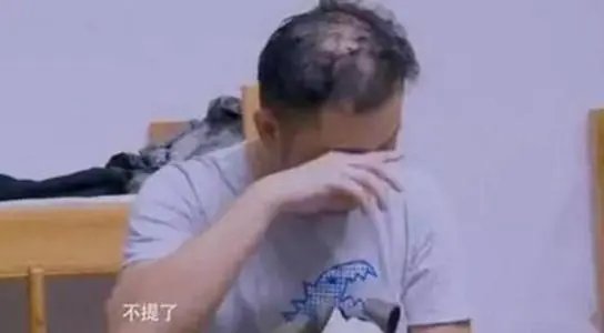 广州00后小伙为解压长期拔头发成了秃头,这件事给予我们哪些警示?