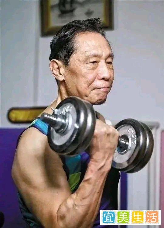 韩红自爆感染新冠,发型太搞笑了