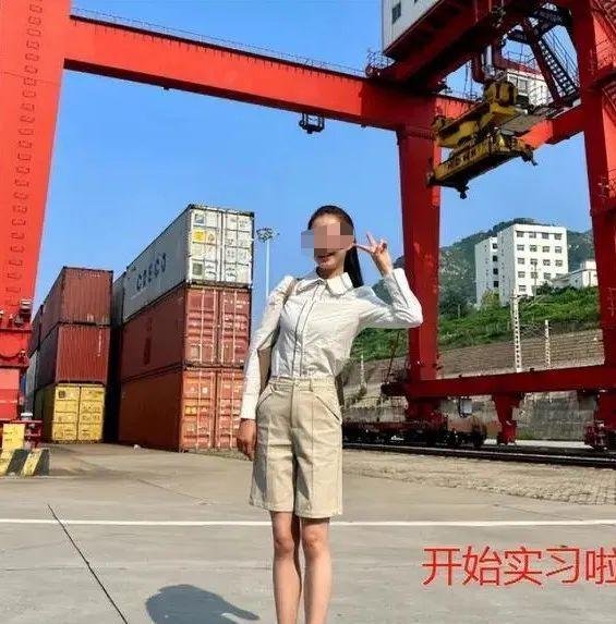 中传校花再次升级为复旦校花，冯琳晒录取通知书，字迹又火了一把！