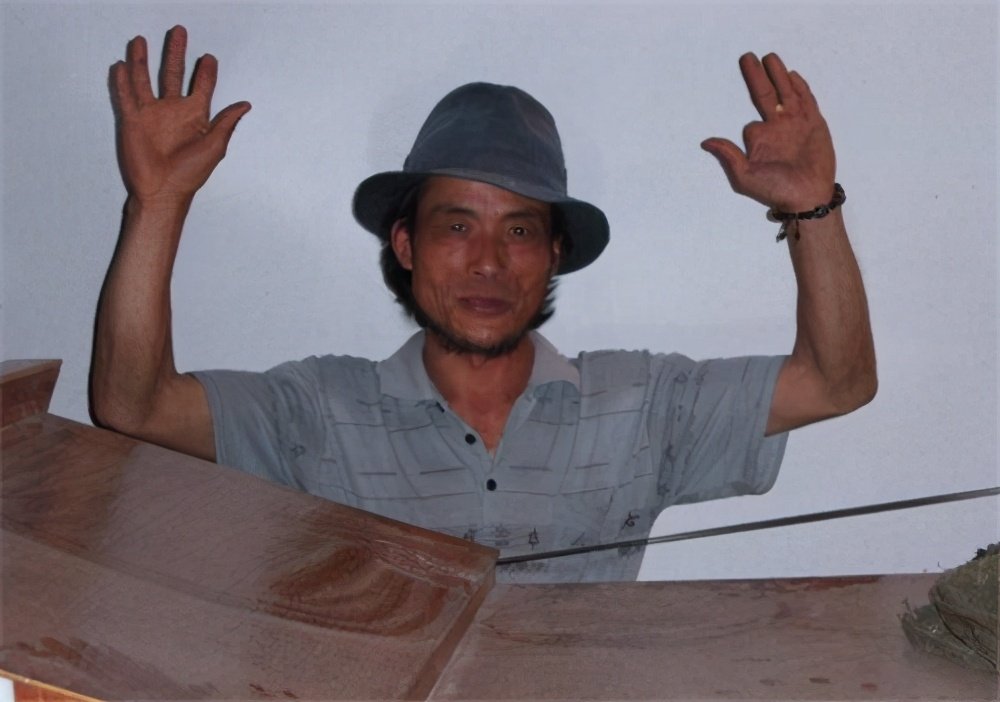 他号称天下第一疯,35年拉板车走30万公里,只是为寻找生命意义吗?