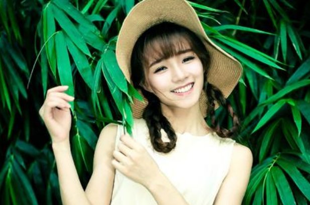 杜华给丁当擦眼泪惹争议，女人该如果注意自己的举止？