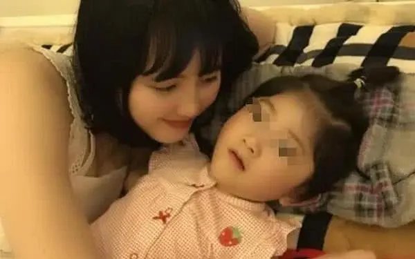 一段小女孩连续击打婴儿的视频引发网友关注！视频中的内容是否属实？