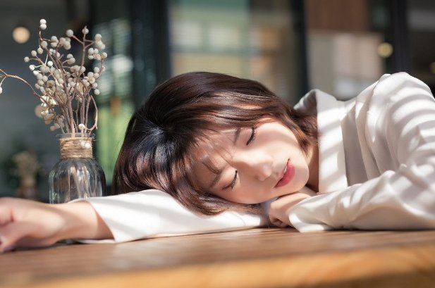 杜华给丁当擦眼泪惹争议，女人该如果注意自己的举止？
