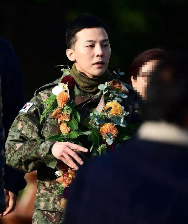 吴亦凡回归“杀马特”发型,网友:还不如权志龙同款!