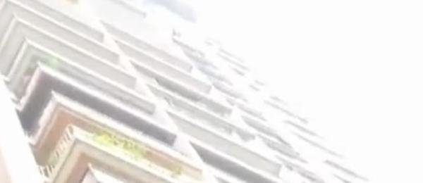 熊孩子高空扔剪刀,称是学哪吒扔乾坤圈,网友:哪吒不背锅