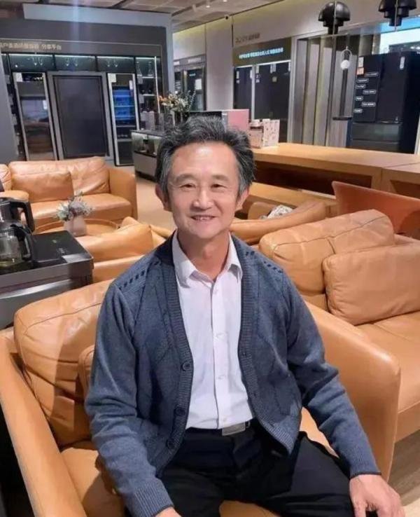 青岛68岁大爷的华丽转身：从木工转行网剧6年拍40部