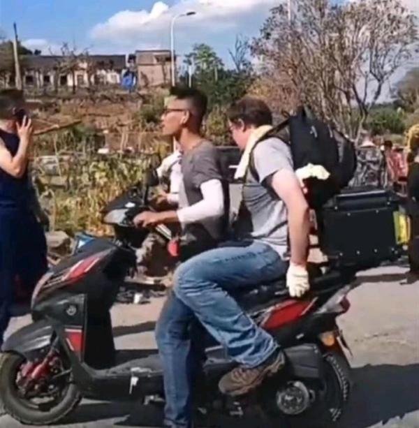 重庆上山救火的老外找到了，保卫家园怎能“见外”？