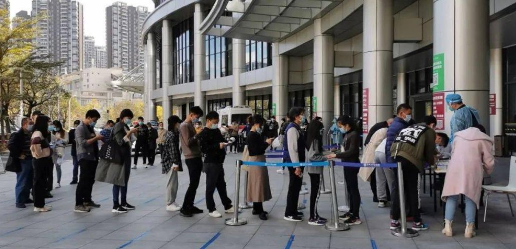 深圳一小区核酸检测标语“一发入魂”，市民们的反响如何？