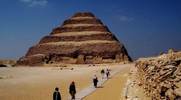 埃及塞加拉墓地,发现已有2500年的棺椁,是100多年来最大发现——3