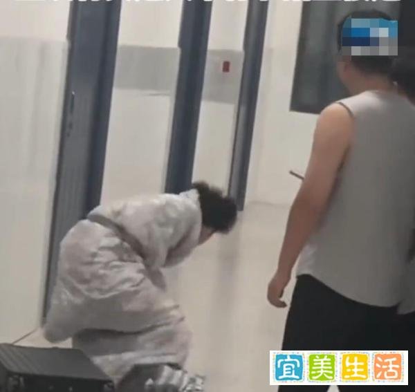 男生呼噜声震天，室友难熬集体抬到楼道，遇到打呼噜的室友怎么办