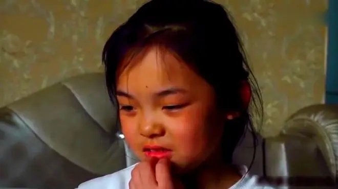 一段小女孩连续击打婴儿的视频引发网友关注！视频中的内容是否属实？