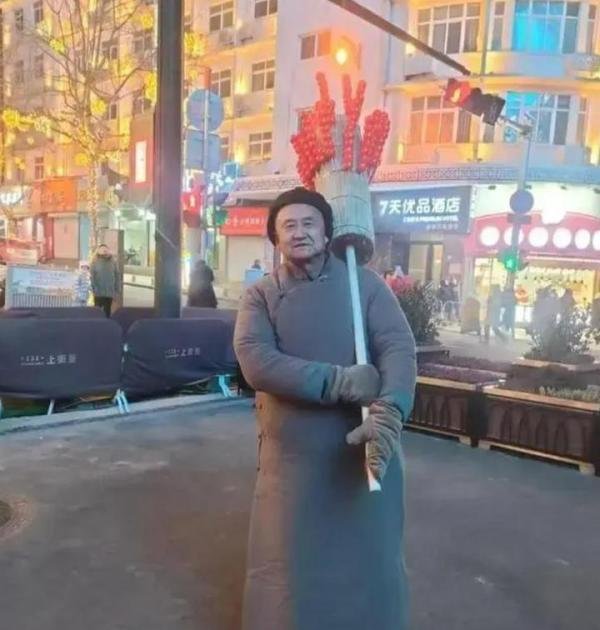 青岛68岁大爷的华丽转身:从木工转行网剧6年拍40部