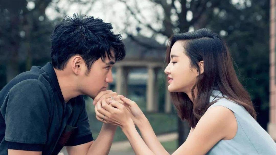 参加朋友婚礼爱上新娘,3年后挖了墙角,婚后高调又幸福,他是谁?