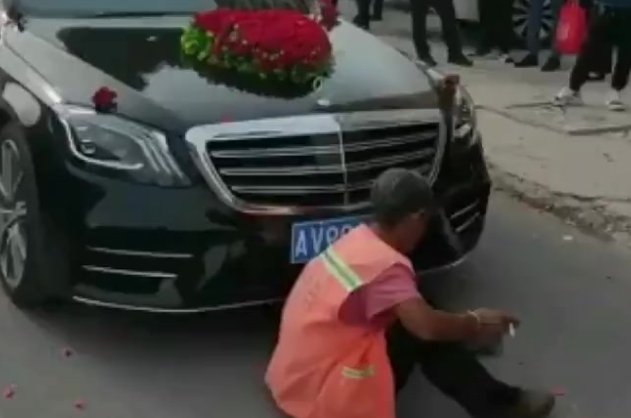 接亲礼花散落一地,环卫工拦婚车不让走,此事到底孰是孰非?