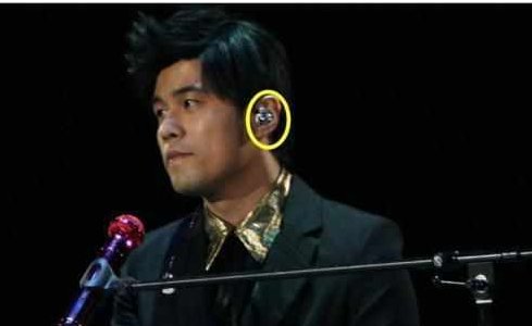 明星演唱会上戴的耳返有什么用途？