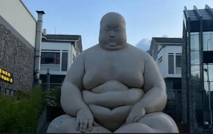 两座露天雕塑被指辱华，大理街区对此是如何回应的？