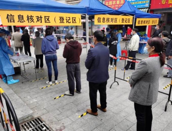 深圳一小区核酸检测标语“一发入魂”，市民们的反响如何？