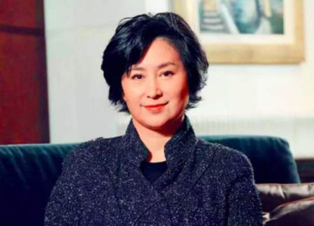 赌王一生多子女，最引人关注的大女儿何超琼能力有多强？