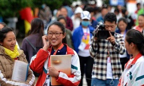 西藏买了房子之后户口迁过去可不可以参加高考的？有什么要求。