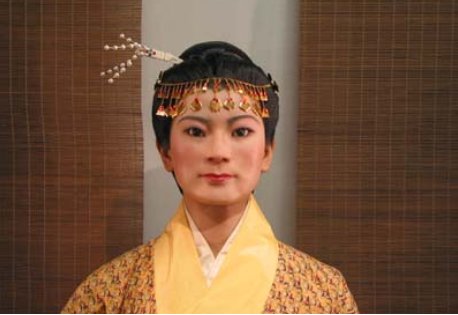 辛追夫人死后，最终被葬在哪里？