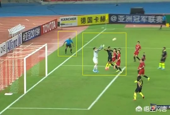 亚冠上港2-2浦和红宝石,日本的第一个进球是颜骏凌的锅还是犯规?哈桑执法公平吗?