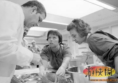 实拍法医解剖室解剖尸体的真实场面 恐怖震撼