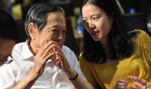 翁帆为杨振宁产下一子? 喜得贵子只是谣言而已