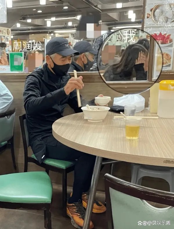 周润发街边小店用餐,满头白发难掩帅气,你对她最初的印象是什么?