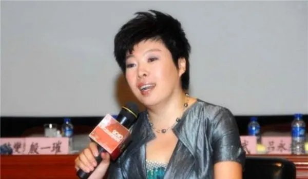被轰下台的于丹,在跌落神坛后过得咋样了?
