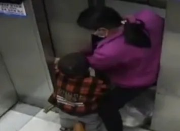 广东一男童电梯内乱摸手被卷入门缝,遇到这种事情的时候该如何急救?