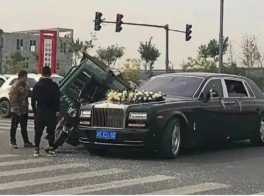 劳斯莱斯婚车与三轮车相撞是哪方的责任?