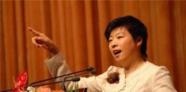 被轰下台的于丹,在跌落神坛后过得咋样了?